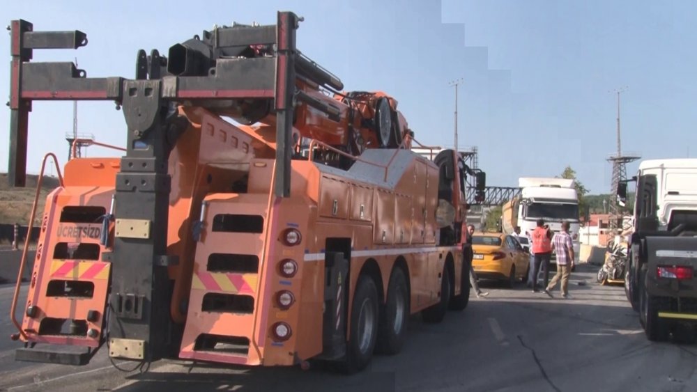 Pendik’te feci kaza! 2 tır ile 2 otomobil birbirine girdiği kazada taksi hurdaya döndü