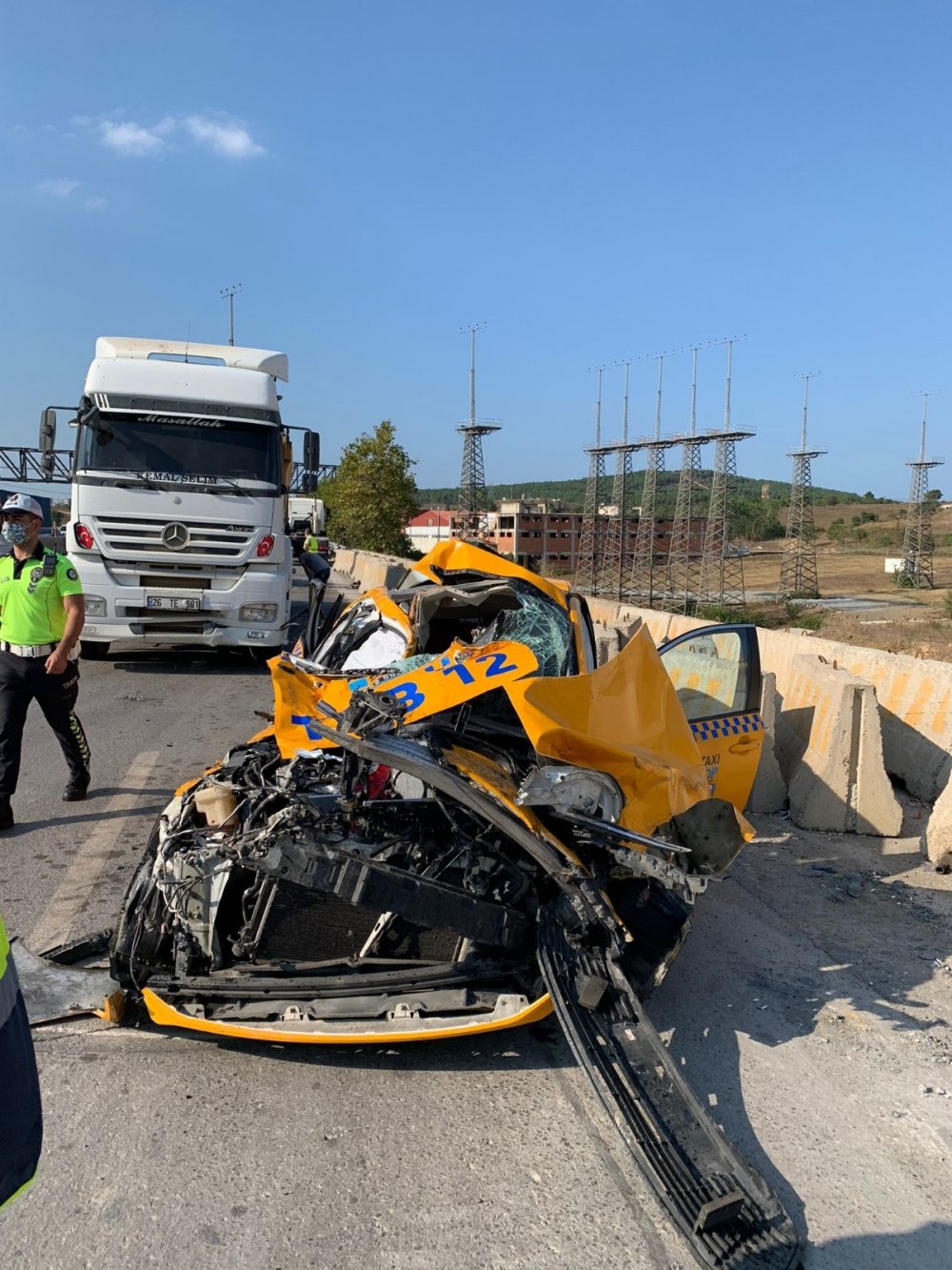 Pendik’te feci kaza! 2 tır ile 2 otomobil birbirine girdiği kazada taksi hurdaya döndü