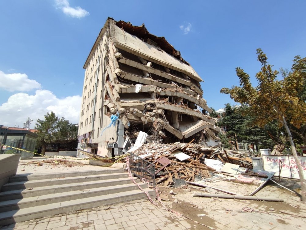 Arabasının başına döndüğünde şoka uğradı!