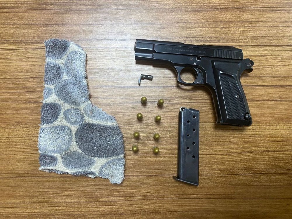 Aranan şahıs kanepenin altına kazdığı çukurda yakalandı