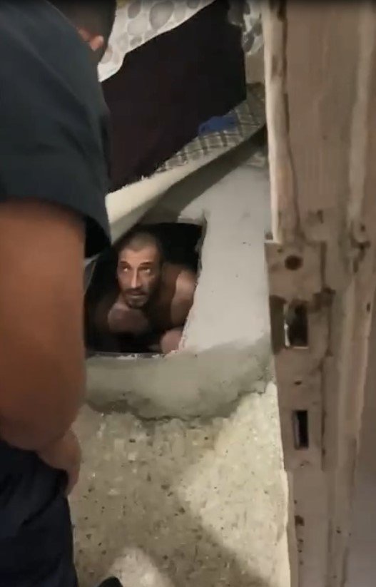 Aranan şahıs kanepenin altına kazdığı çukurda yakalandı