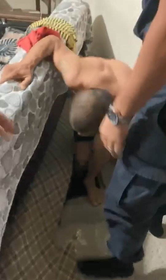 Aranan şahıs kanepenin altına kazdığı çukurda yakalandı