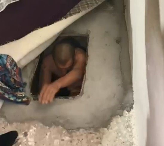 Aranan şahıs kanepenin altına kazdığı çukurda yakalandı
