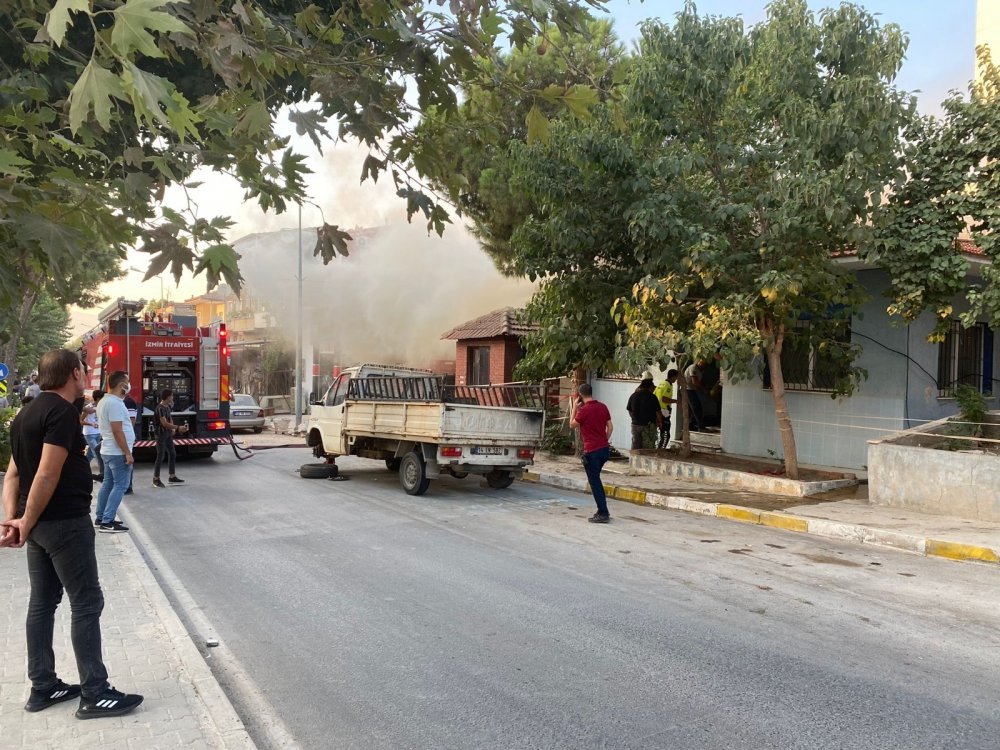 Eski karakol binasının çatısı çöktü! Alevlerin içine düşen itfaiye eri ağır yaralandı