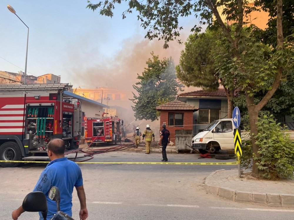 Eski karakol binasının çatısı çöktü! Alevlerin içine düşen itfaiye eri ağır yaralandı