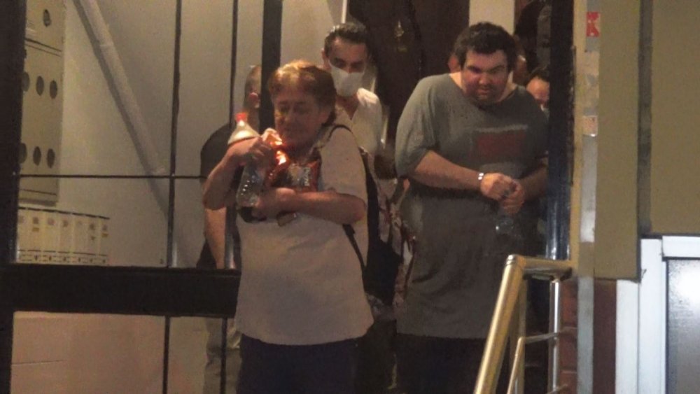 İzmir’de hareketli saatler: Silah sesleri duyulan evden kola şişesi ve yiyeceklerle çıkan kadın şok etti