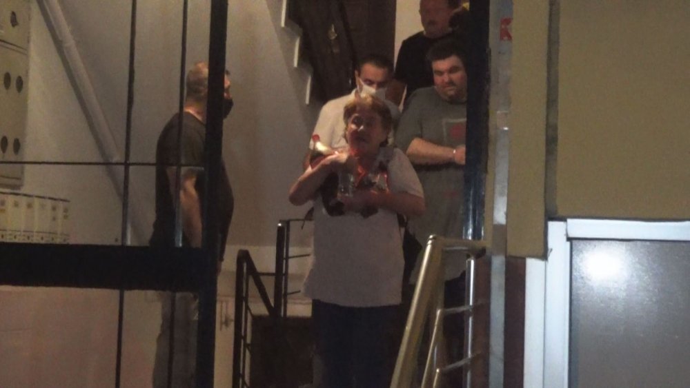 İzmir’de hareketli saatler: Silah sesleri duyulan evden kola şişesi ve yiyeceklerle çıkan kadın şok etti