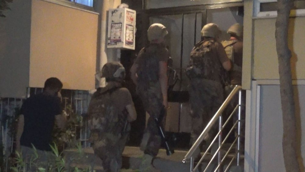 İzmir’de hareketli saatler: Silah sesleri duyulan evden kola şişesi ve yiyeceklerle çıkan kadın şok etti