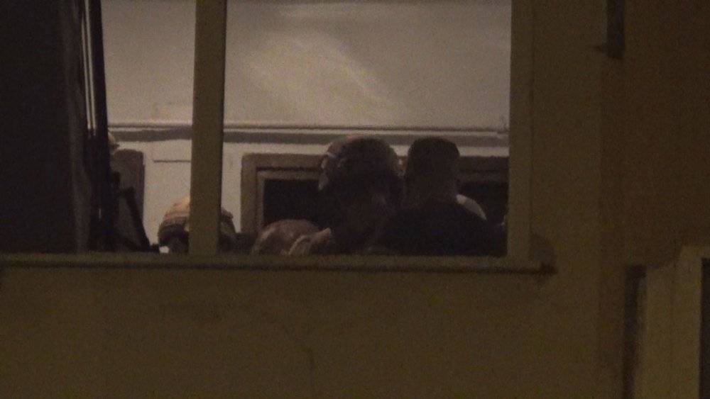 İzmir’de hareketli saatler: Silah sesleri duyulan evden kola şişesi ve yiyeceklerle çıkan kadın şok etti