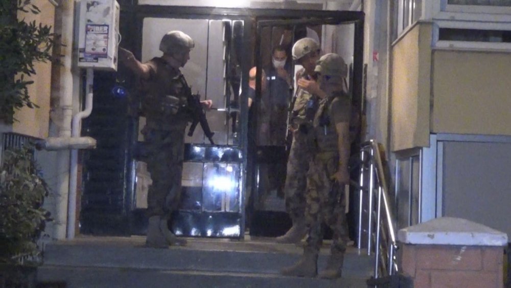 İzmir’de hareketli saatler: Silah sesleri duyulan evden kola şişesi ve yiyeceklerle çıkan kadın şok etti