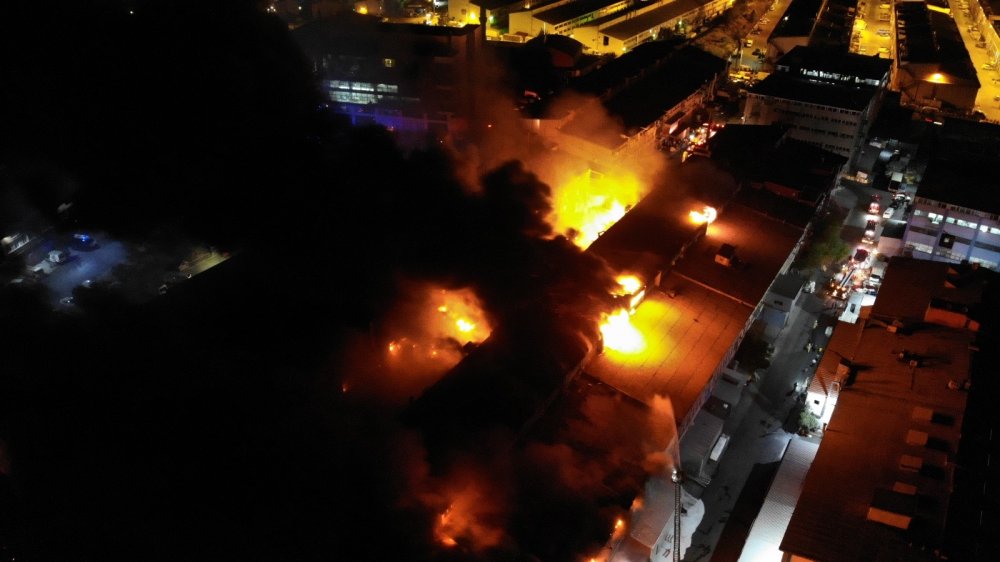 Kimyasal ham madde fabrikasında çıkan yangın patlamalarla büyüdü