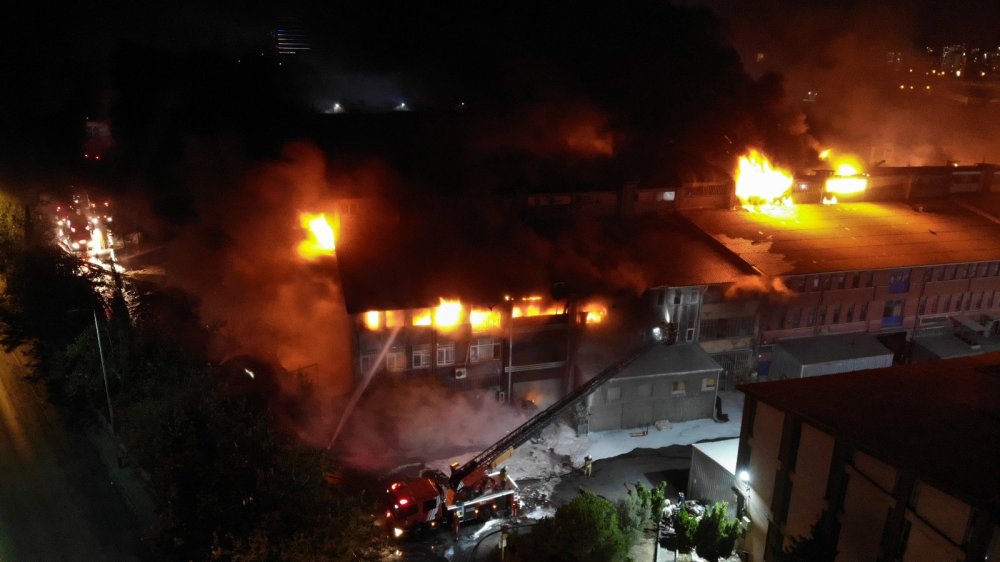 Kimyasal ham madde fabrikasında çıkan yangın patlamalarla büyüdü