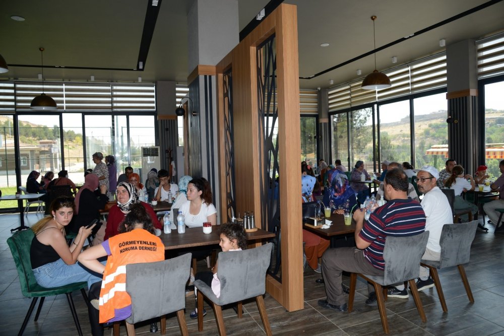 Konyalı görme engelli gençler Diyarbakır'ı gezdi