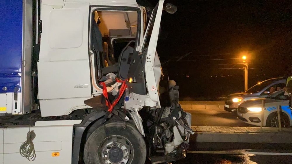 Aksaray'da feci kaza! Traktör devrildi tır hurdaya döndü