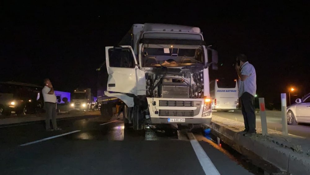 Aksaray'da feci kaza! Traktör devrildi tır hurdaya döndü