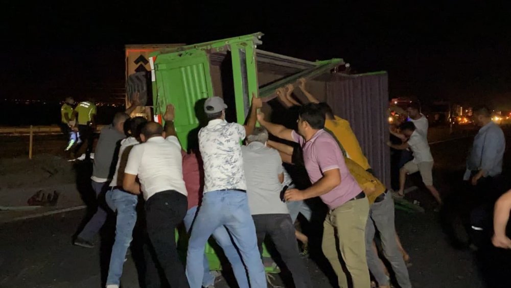 Aksaray'da feci kaza! Traktör devrildi tır hurdaya döndü