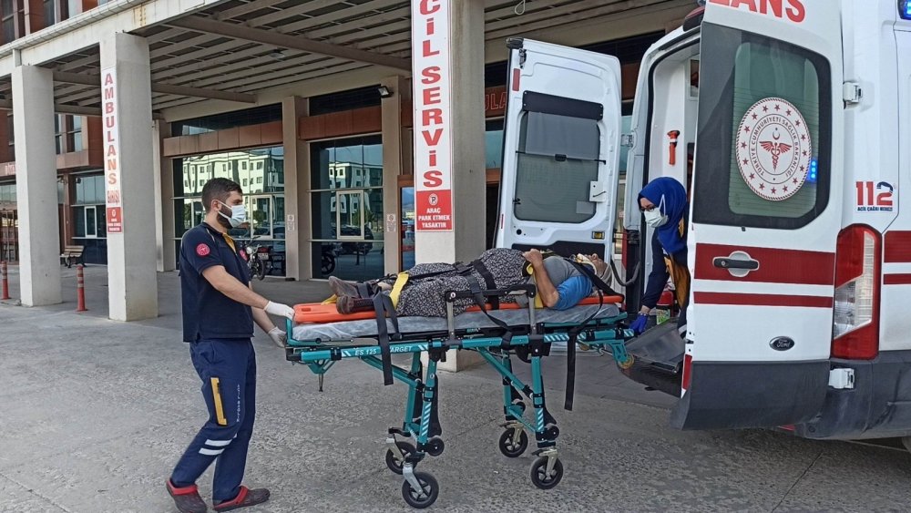 Konya'da ticari araç şarampole devrildi! Yaşlı çift yaralandı