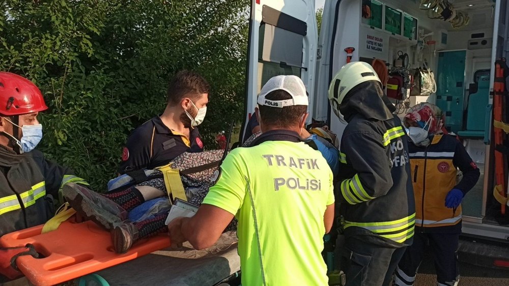 Konya'da ticari araç şarampole devrildi! Yaşlı çift yaralandı