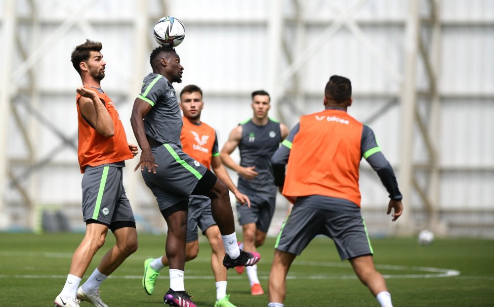 Konyaspor eksikleriyle Altay'a tam kadro çalıştı