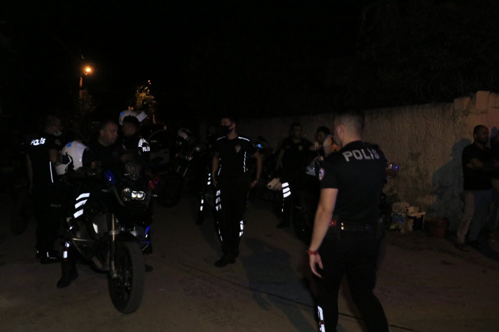 'Dur' ihtarına uymayan sürücü kovalamaca sonucu yakalandı! Silahlı yaralamadan arandığı ortaya çıktı