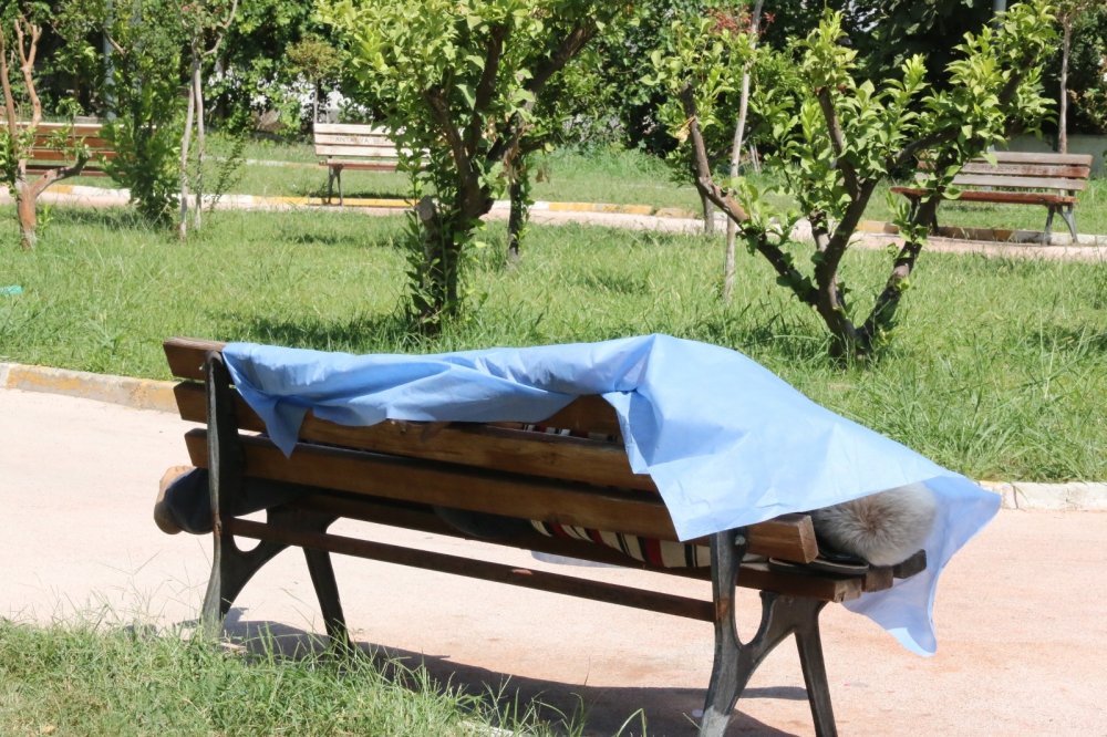 10 yıldır sokakta yaşamasına razı olduğu babasına son bakışı yürek burktu