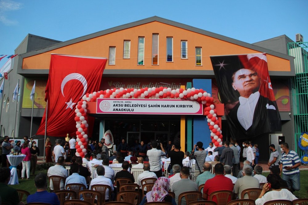 Antalya'nın ünlü iş insanı Harun Kırbıyık'tan eğitime katkı