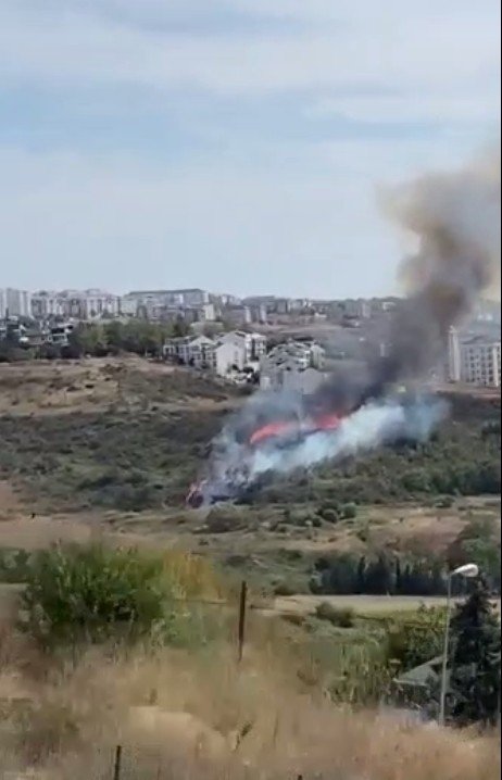 İstanbul'daki otluk alan yangını evleri tehdit etti! Kovalarla su taşıdılar