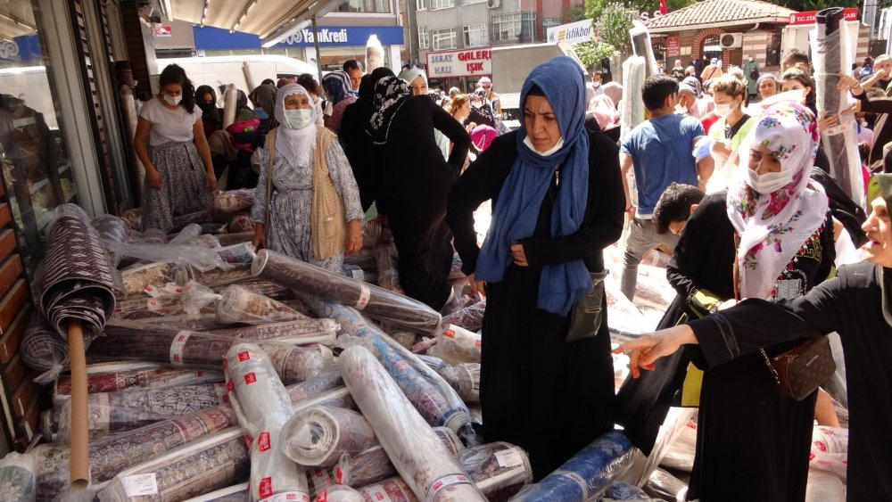 İstanbullular Fatih'e akın etti! Ucuz halı ve yolluk için birbirleriyle yarıştılar