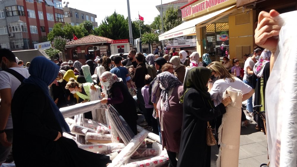İstanbullular Fatih'e akın etti! Ucuz halı ve yolluk için birbirleriyle yarıştılar
