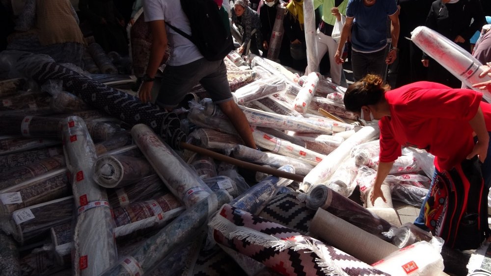 İstanbullular Fatih'e akın etti! Ucuz halı ve yolluk için birbirleriyle yarıştılar