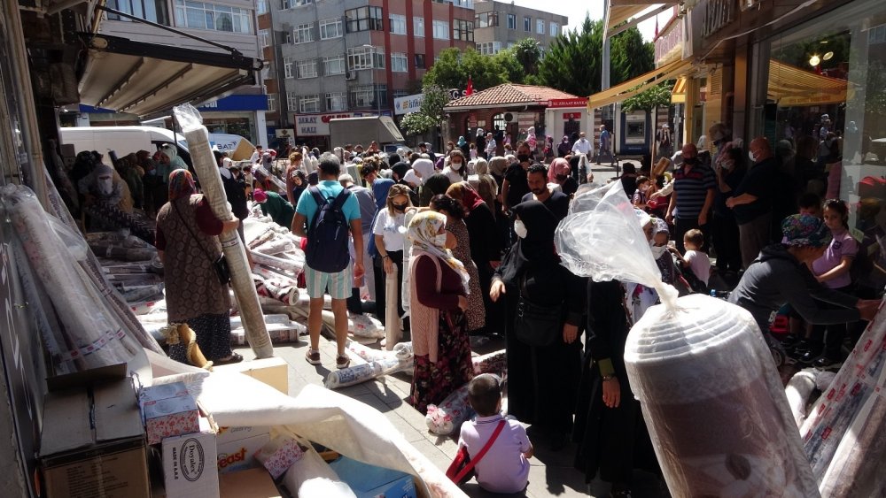 İstanbullular Fatih'e akın etti! Ucuz halı ve yolluk için birbirleriyle yarıştılar