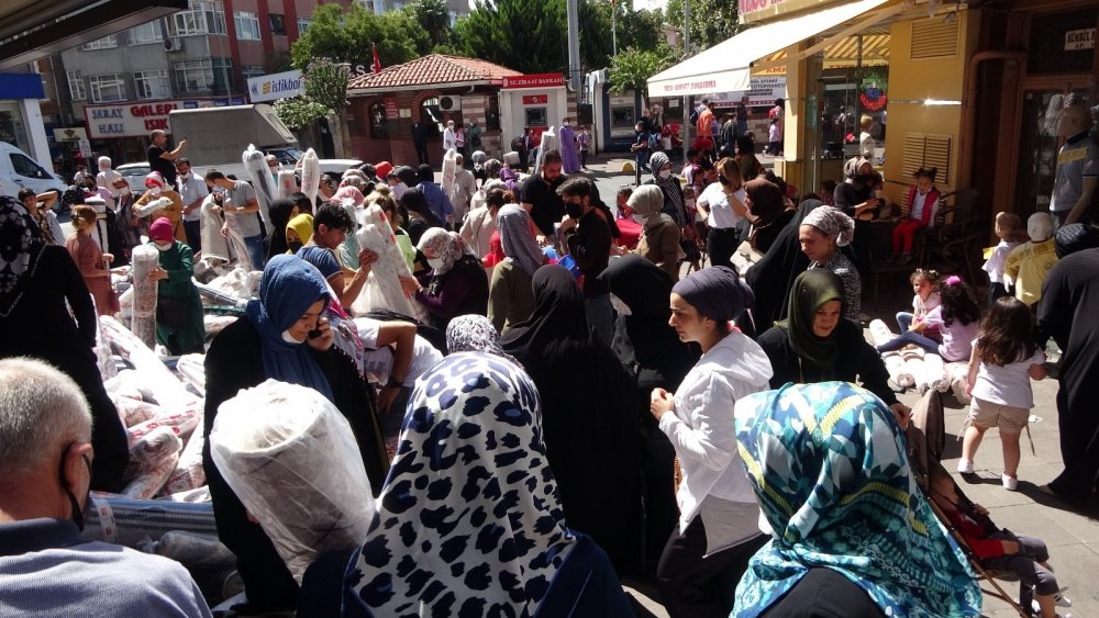 İstanbullular Fatih'e akın etti! Ucuz halı ve yolluk için birbirleriyle yarıştılar