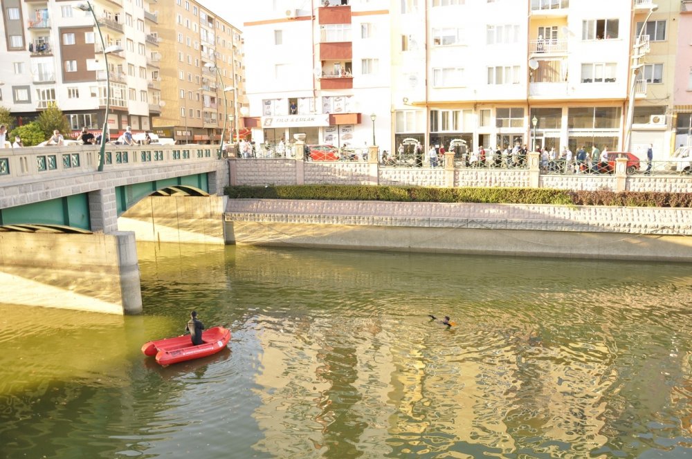 Porsuk Çayı’na düşen Ümmügül Can'ın cesedi bulundu! Kızının gözyaşları yürek dağladı