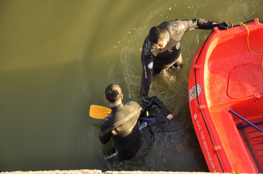 Porsuk Çayı’na düşen Ümmügül Can'ın cesedi bulundu! Kızının gözyaşları yürek dağladı