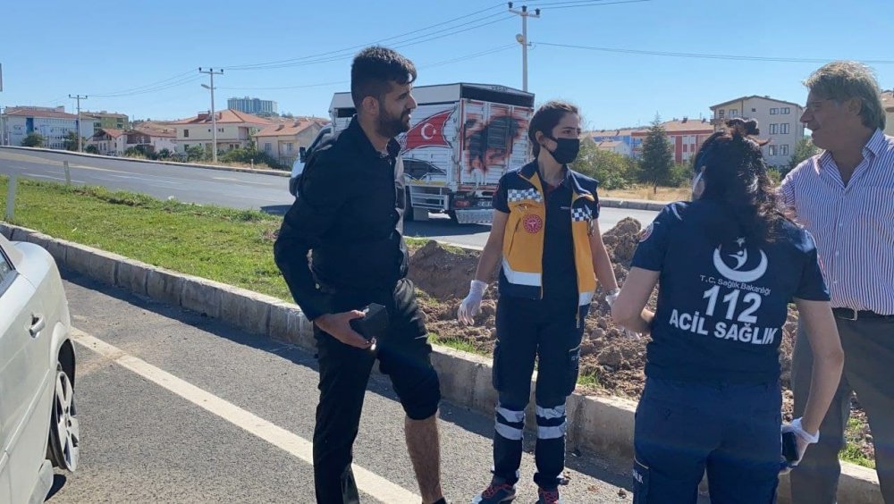 Rampadan inerken 4 lastiği de patladı! Refüje çarpan aracın sürücüsü yaralandı