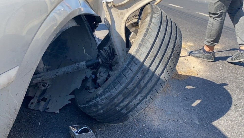 Rampadan inerken 4 lastiği de patladı! Refüje çarpan aracın sürücüsü yaralandı