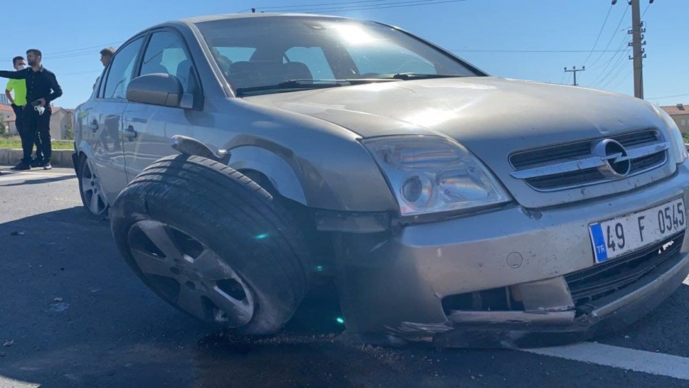 Rampadan inerken 4 lastiği de patladı! Refüje çarpan aracın sürücüsü yaralandı