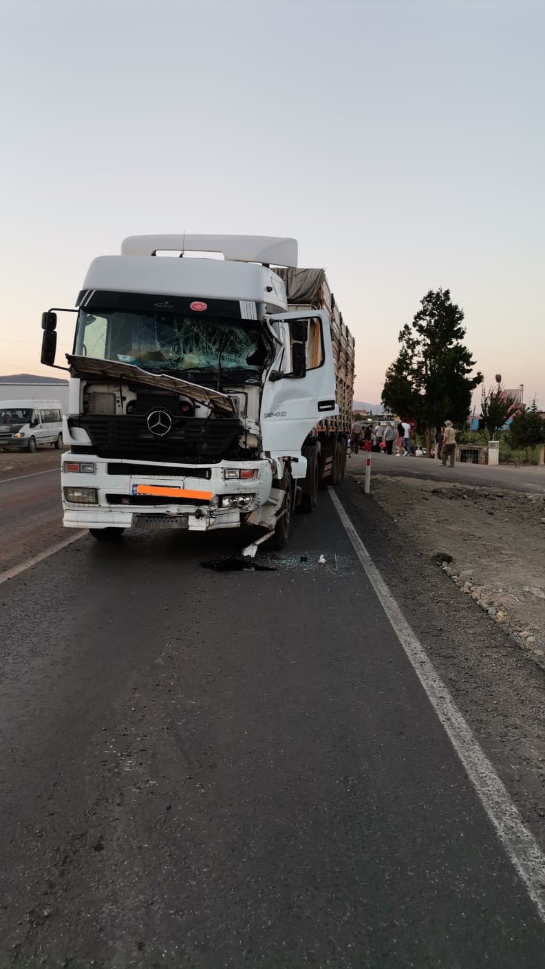 Tırla çarpışarak devrilen işçi servisinde can pazarı!