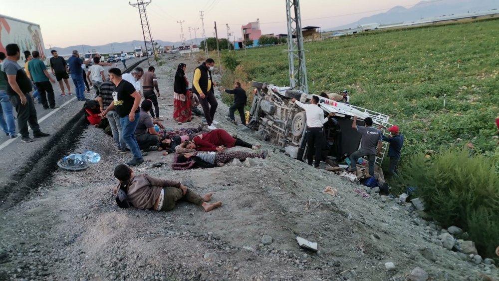 Tırla çarpışarak devrilen işçi servisinde can pazarı!