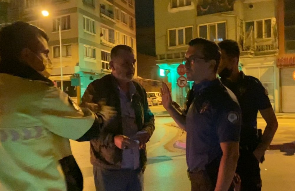 Polis ne yapsın! Alkollü sürücü kelepçelenmek için ısrar etti