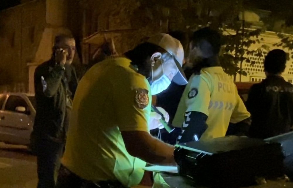 Polis ne yapsın! Alkollü sürücü kelepçelenmek için ısrar etti