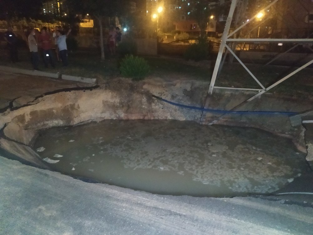 Su borusu patladı yol çöktü! Ev ve iş yerlerini su bastı