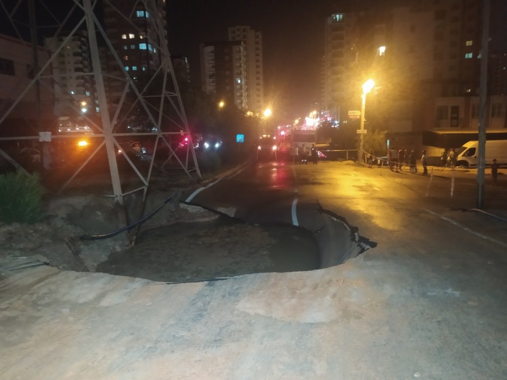 Su borusu patladı yol çöktü! Ev ve iş yerlerini su bastı