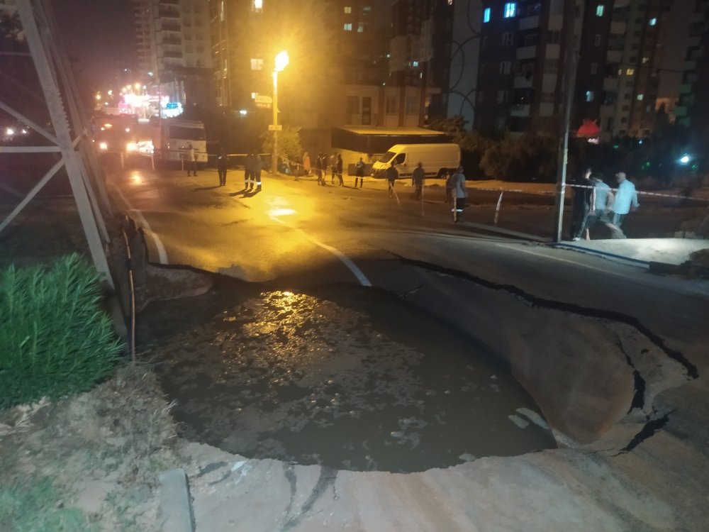 Su borusu patladı yol çöktü! Ev ve iş yerlerini su bastı