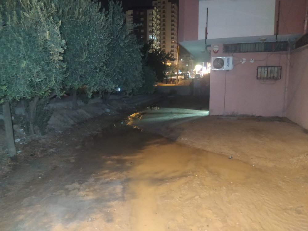 Su borusu patladı yol çöktü! Ev ve iş yerlerini su bastı
