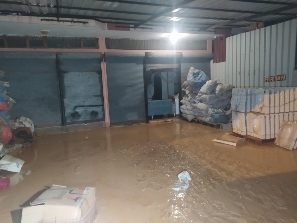 Su borusu patladı yol çöktü! Ev ve iş yerlerini su bastı