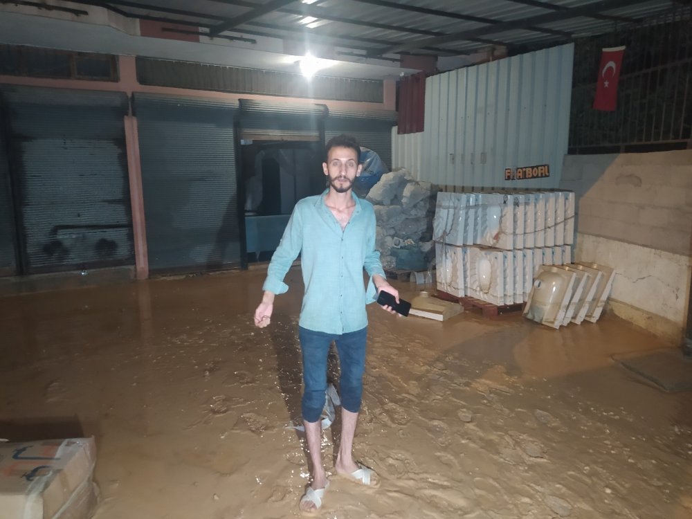 Su borusu patladı yol çöktü! Ev ve iş yerlerini su bastı