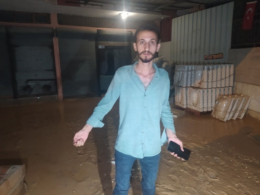 Su borusu patladı yol çöktü! Ev ve iş yerlerini su bastı