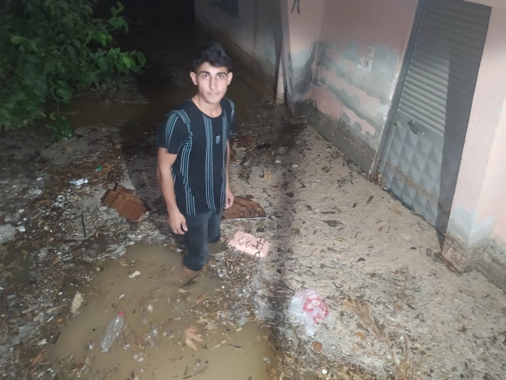 Su borusu patladı yol çöktü! Ev ve iş yerlerini su bastı