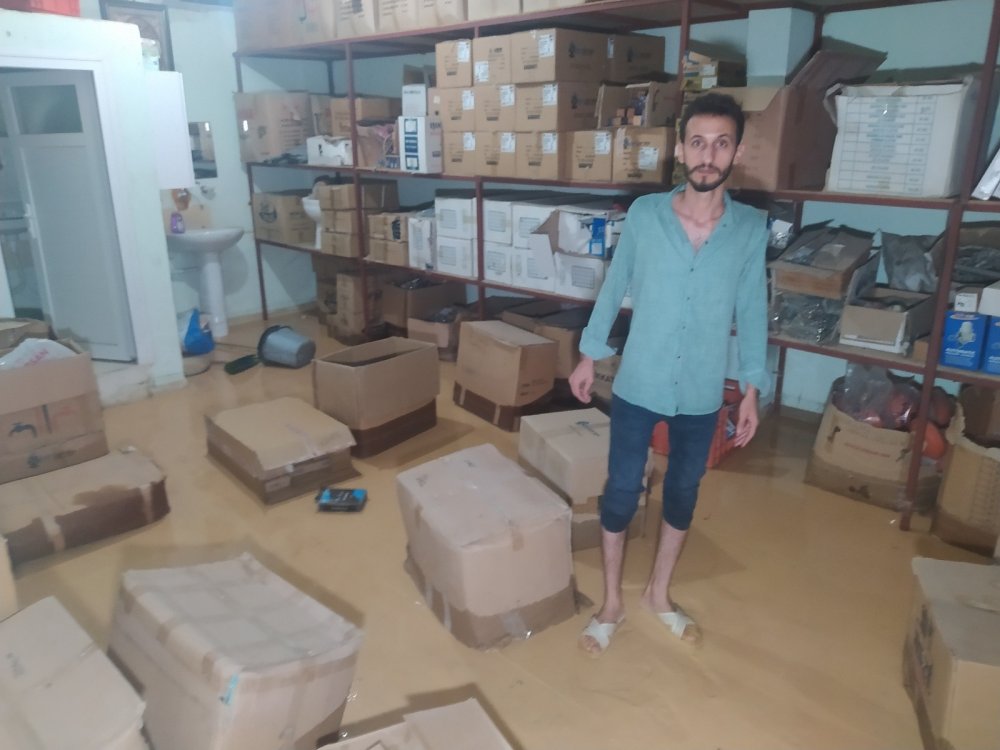 Su borusu patladı yol çöktü! Ev ve iş yerlerini su bastı